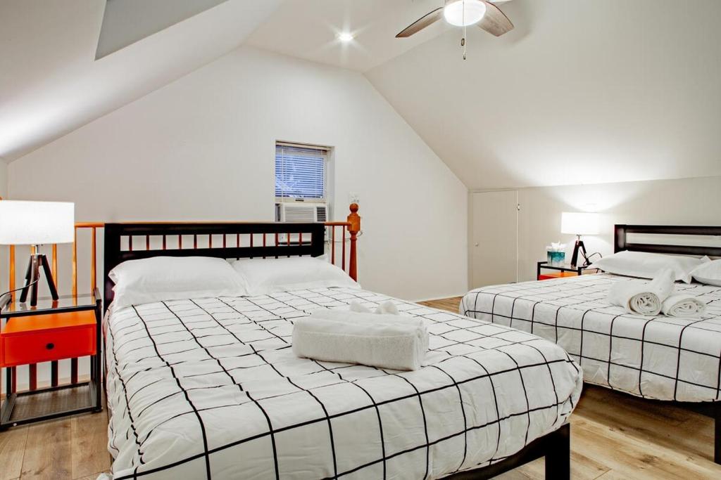 a bedroom with two beds and a ceiling fan at Pentagon City Homestay Parking available in Arlington