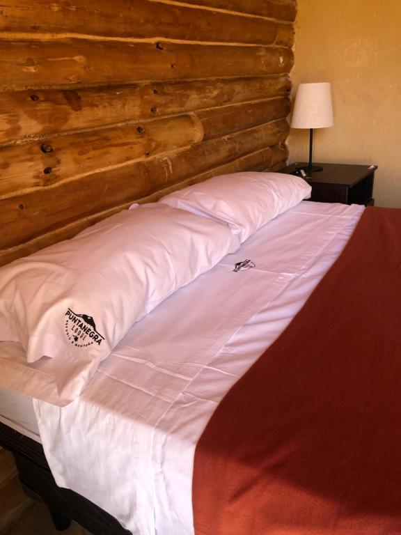 Postel nebo postele na pokoji v ubytování Cabaña Manzano Historico Punta Negra Lodge 2