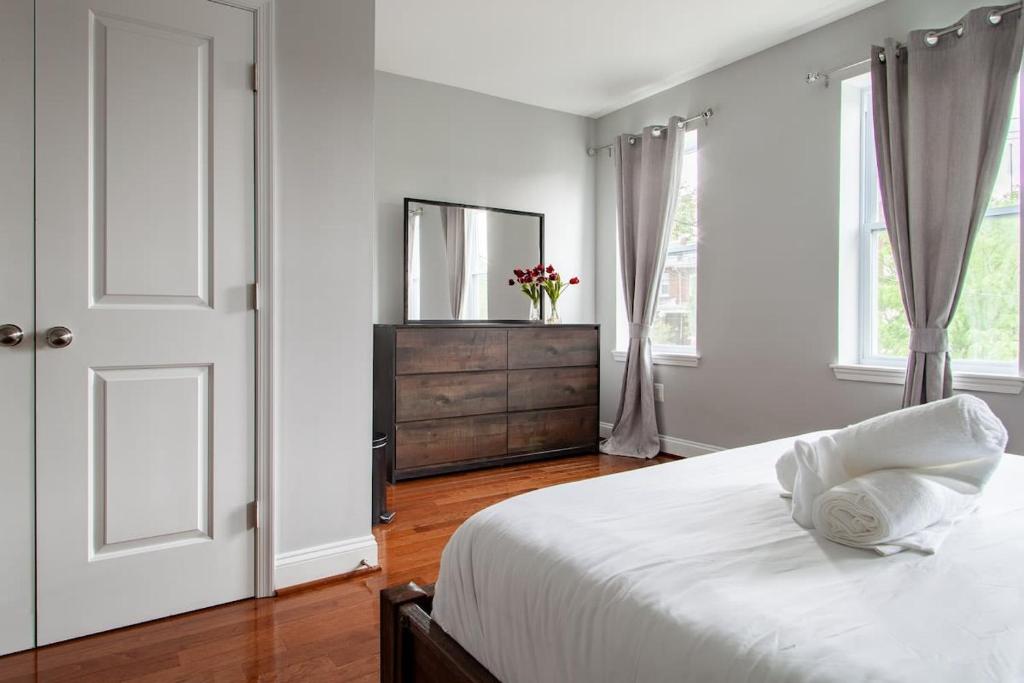 Kuvagallerian kuva majoituspaikasta A Homestay in One of DC's Best Neighborhoods 4-Bedroom Petworth Townhome, joka sijaitsee Washingtonissa