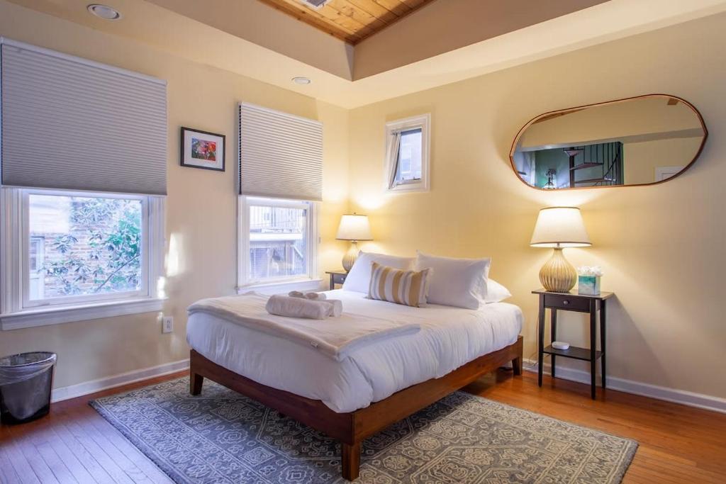 Vuode tai vuoteita majoituspaikassa H St Sanctuary Capitol Hill Carriage House