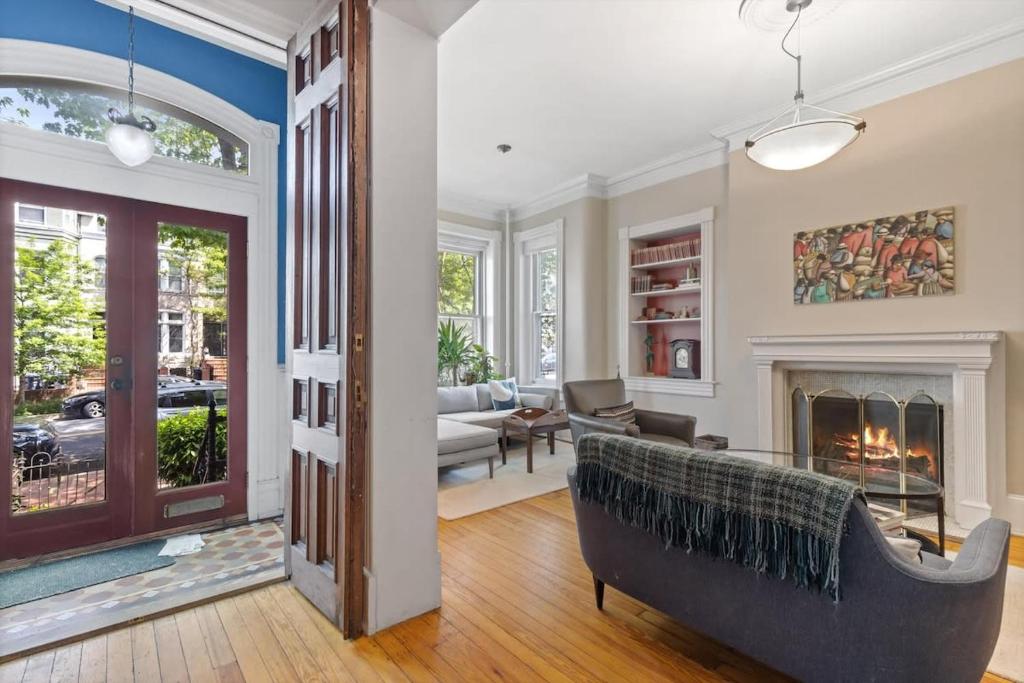 uma sala de estar com um sofá e uma lareira em Capitol Hill Homestay Convenient to H St em Washington