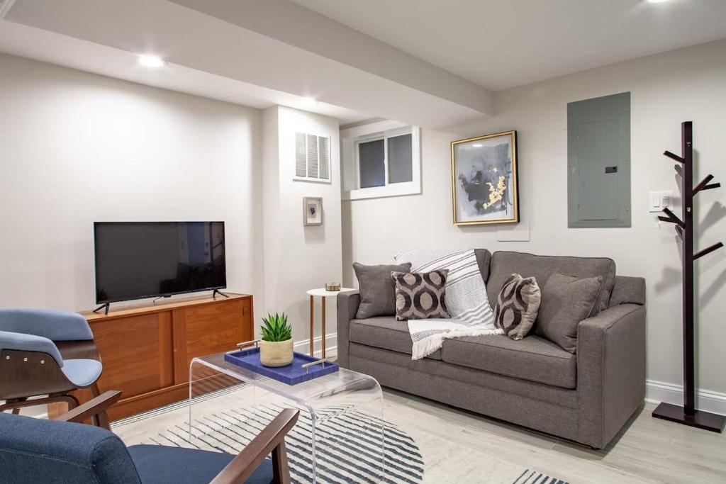 A television and/or entertainment centre at Lux CoHi Cove Walk to METRO Subway Shopping Howard Univ Medstar