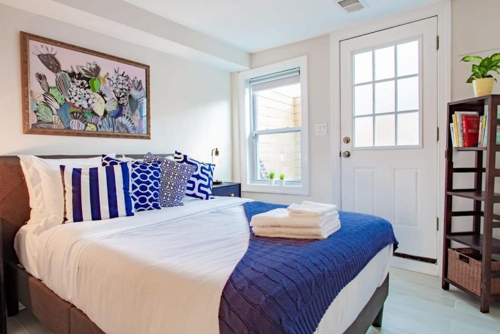 A bed or beds in a room at Lux CoHi Cove Walk to METRO Subway Shopping Howard Univ Medstar