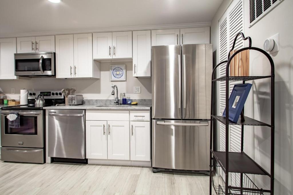 A kitchen or kitchenette at Lux CoHi Cove Walk to METRO Subway Shopping Howard Univ Medstar