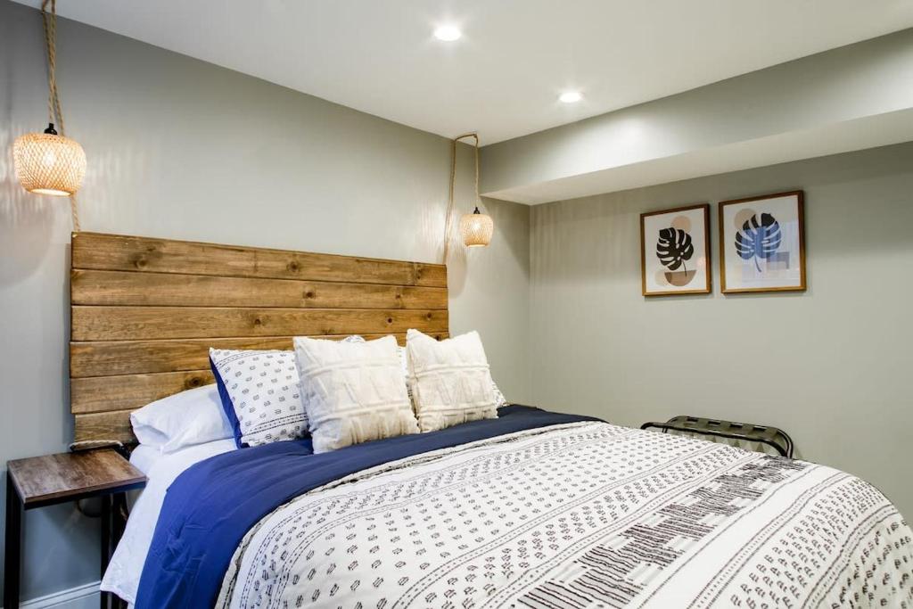 سرير أو أسرّة في غرفة في Private 1-BR DC Residential-Style Stay Parking