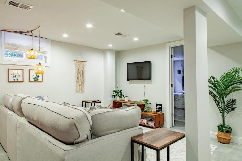 تلفاز و/أو أجهزة ترفيهية في Private 1-BR DC Residential-Style Stay Parking