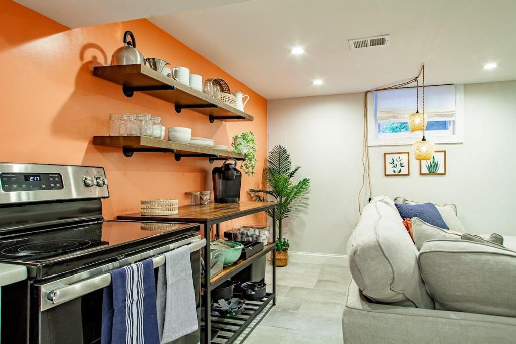 مطبخ أو مطبخ صغير في Private 1-BR DC Residential-Style Stay Parking