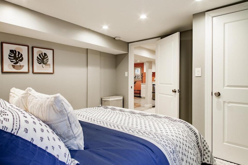 سرير أو أسرّة في غرفة في Private 1-BR DC Residential-Style Stay Parking