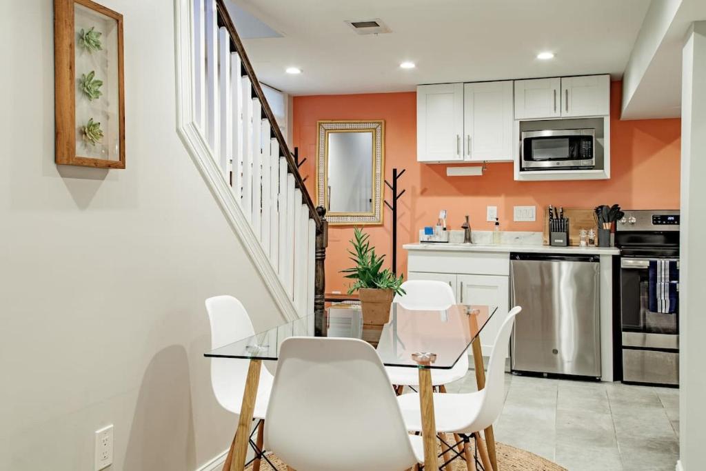 مطبخ أو مطبخ صغير في Private 1-BR DC Residential-Style Stay Parking