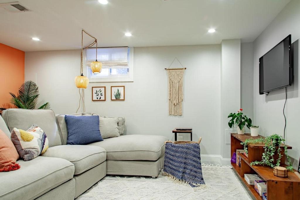 منطقة جلوس في Private 1-BR DC Residential-Style Stay Parking