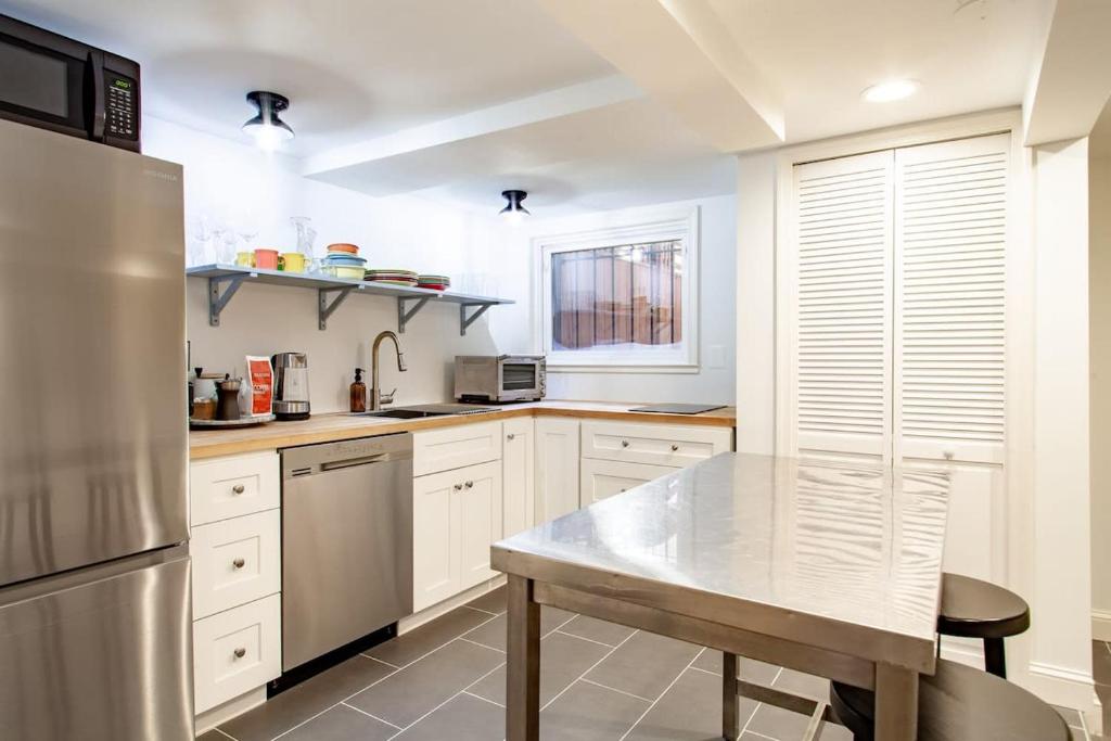 Gallery image of Spacious 1BR NW Garden Apartment Walker's Dream in Washington, D.C.