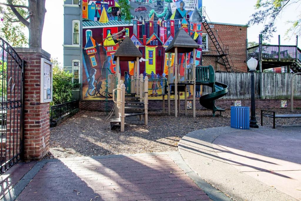 Gallery image of Spacious 1BR NW Garden Apartment Walker's Dream in Washington, D.C.