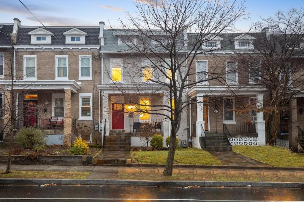 Φωτογραφία από το άλμπουμ του Exceptional 4-BR Homestay near Rock Creek Park στην Ουάσινγκτον
