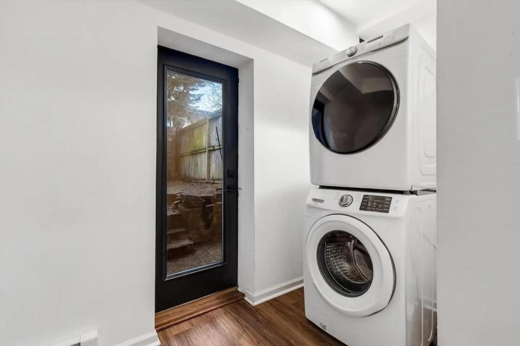 a washing machine in a laundry room with a window at H St DC Haven 4-BR Homestay in Washington, D.C.