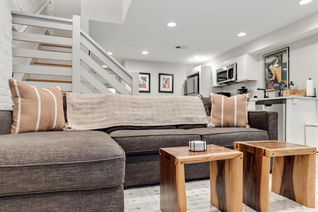 Classy Central DC Bloomingdale 1-BR Getaway في واشنطن: غرفة معيشة مع أريكة وطاولة