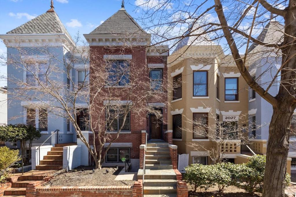 Classy Central DC Bloomingdale 1-BR Getaway في واشنطن: بيت كبير من الطوب مع برج