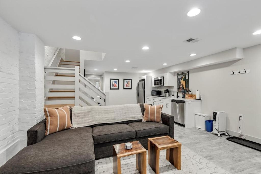 Classy Central DC Bloomingdale 1-BR Getaway في واشنطن: غرفة معيشة مع أريكة ومطبخ