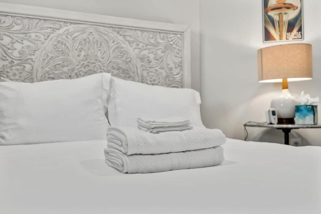 سرير أو أسرّة في غرفة في Classy Central DC Bloomingdale 1-BR Getaway