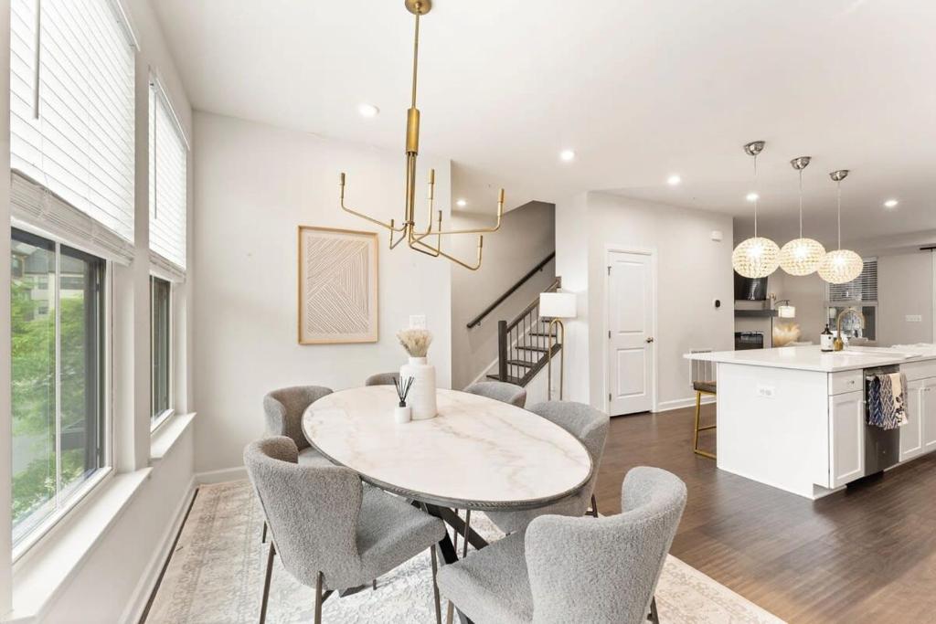 مطبخ أو مطبخ صغير في Ashburn 4-BR Homestay Close to Dulles & METRO