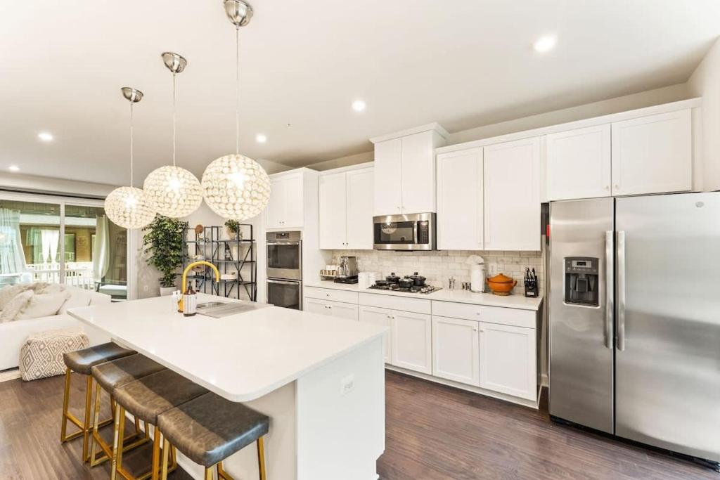 مطبخ أو مطبخ صغير في Ashburn 4-BR Homestay Close to Dulles & METRO