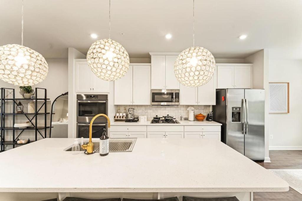 مطبخ أو مطبخ صغير في Ashburn 4-BR Homestay Close to Dulles & METRO