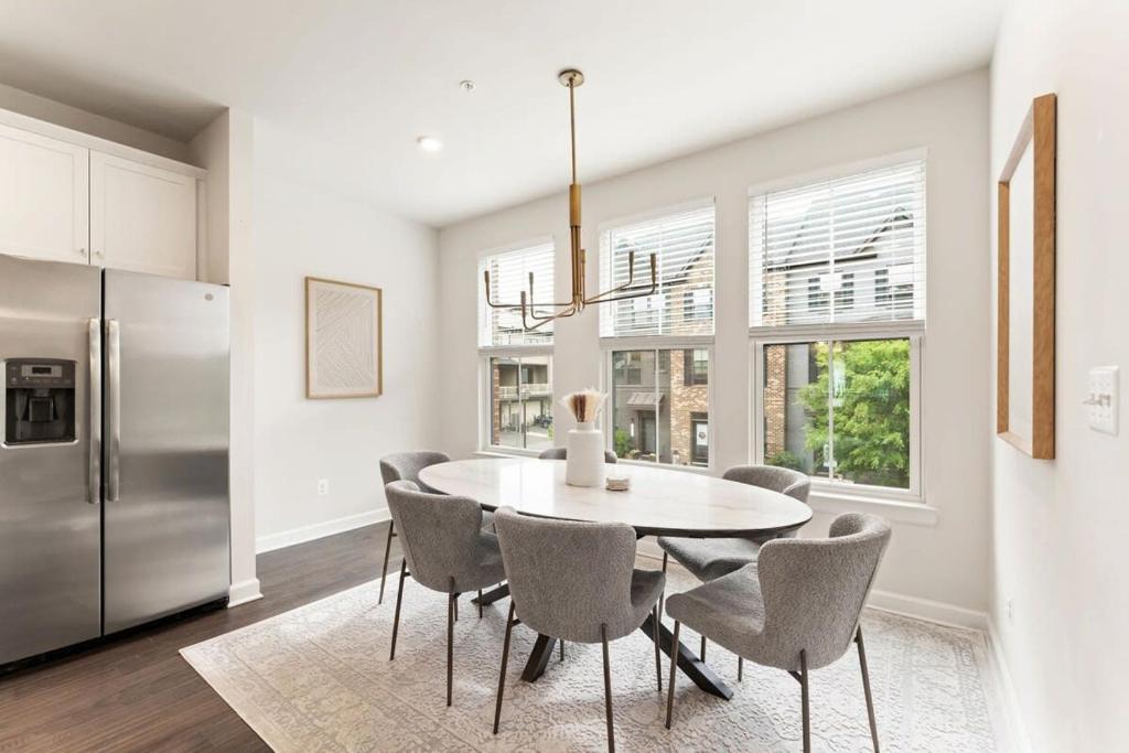 مطبخ أو مطبخ صغير في Ashburn 4-BR Homestay Close to Dulles & METRO