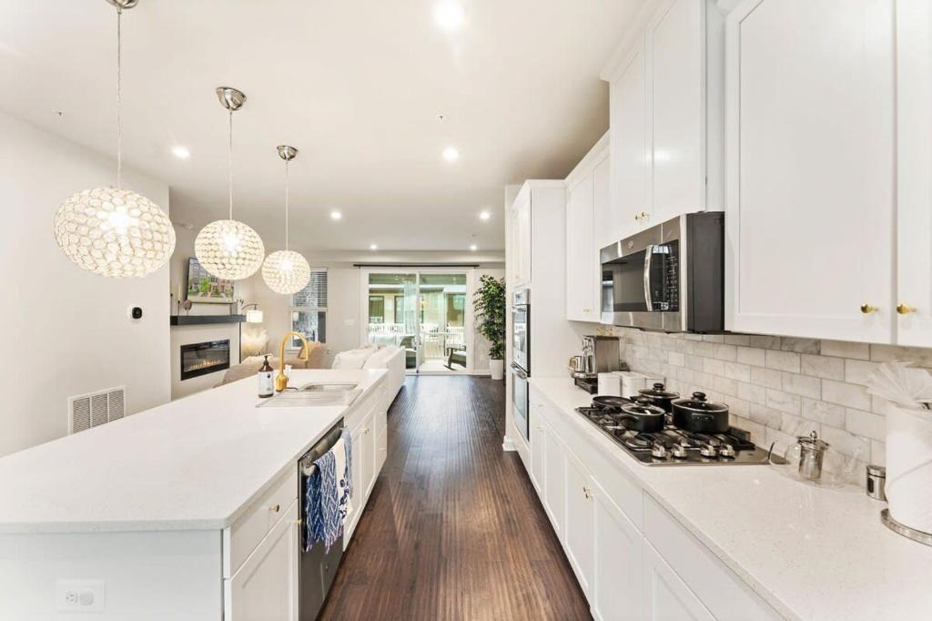 مطبخ أو مطبخ صغير في Ashburn 4-BR Homestay Close to Dulles & METRO