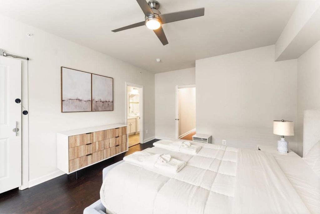 سرير أو أسرّة في غرفة في Ashburn 4-BR Homestay Close to Dulles & METRO