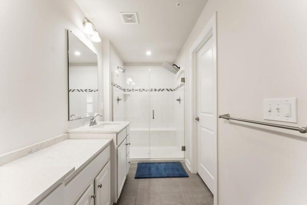 Ashburn 4-BR Homestay Close to Dulles & METRO في Brambleton: حمام أبيض مع مغسلتين ودش