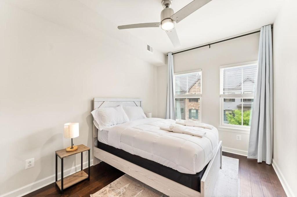 سرير أو أسرّة في غرفة في Ashburn 4-BR Homestay Close to Dulles & METRO