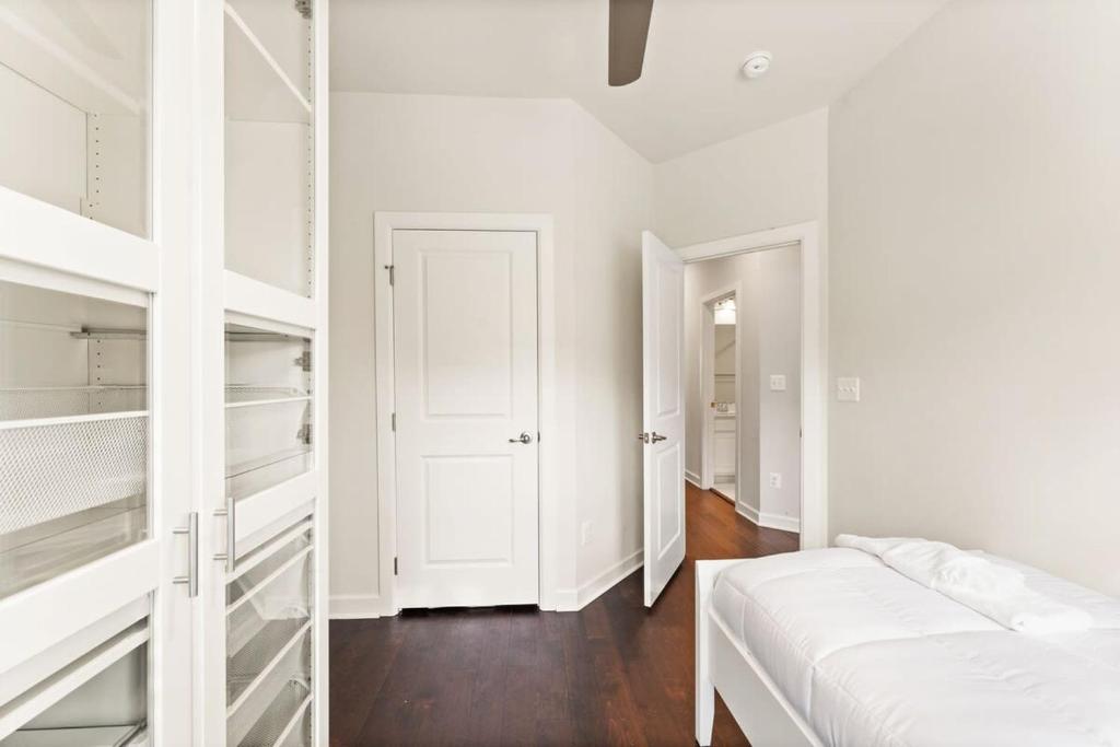سرير أو أسرّة في غرفة في Ashburn 4-BR Homestay Close to Dulles & METRO