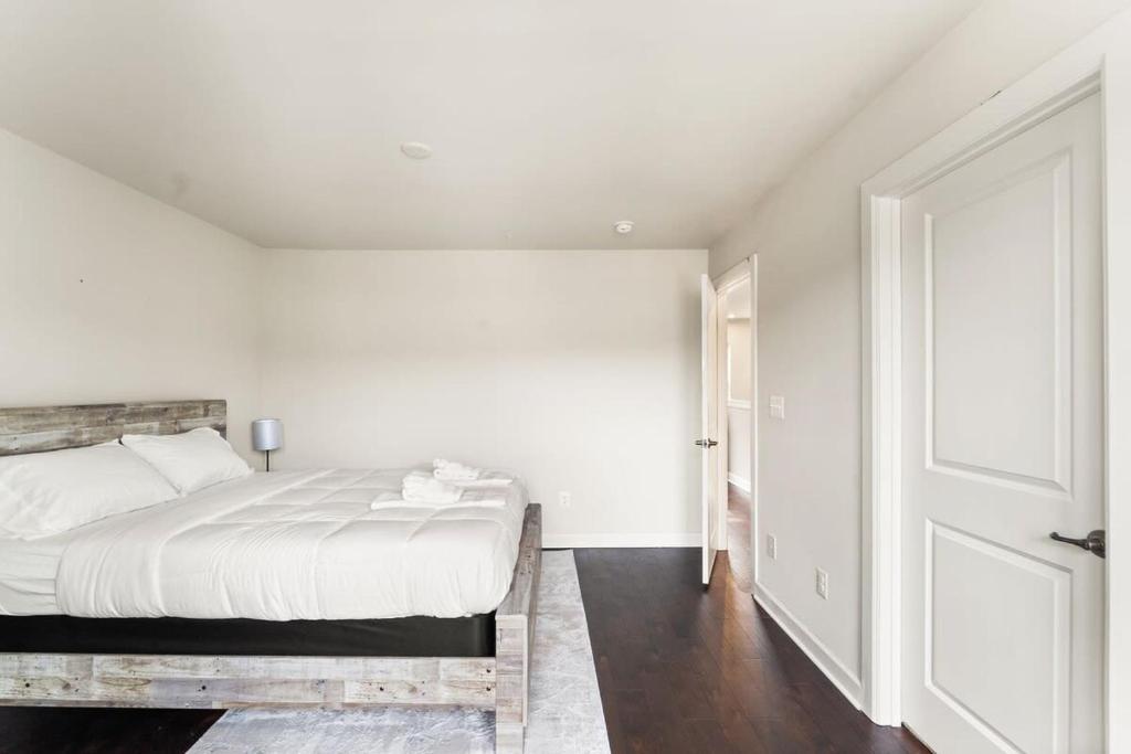 سرير أو أسرّة في غرفة في Ashburn 4-BR Homestay Close to Dulles & METRO