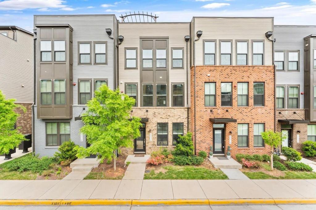 Ashburn 4-BR Homestay Close to Dulles & METRO في Brambleton: صورة عن عمارة سكنية