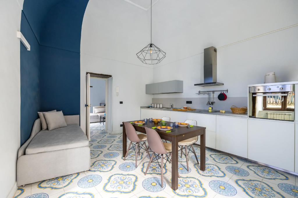 eine Küche mit einem Tisch und Stühlen im Zimmer in der Unterkunft Leticia's Apartment by Wonderful Italy in Neapel