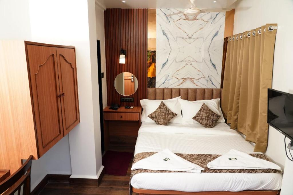 Postel nebo postele na pokoji v ubytování Hotel Padma Krishna