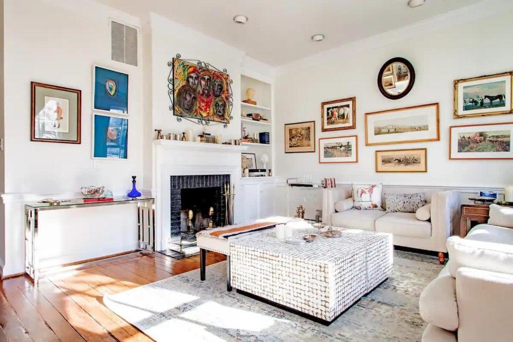 Gallery image of LUXE Cameron House Off King St Est 1870 in Alexandria