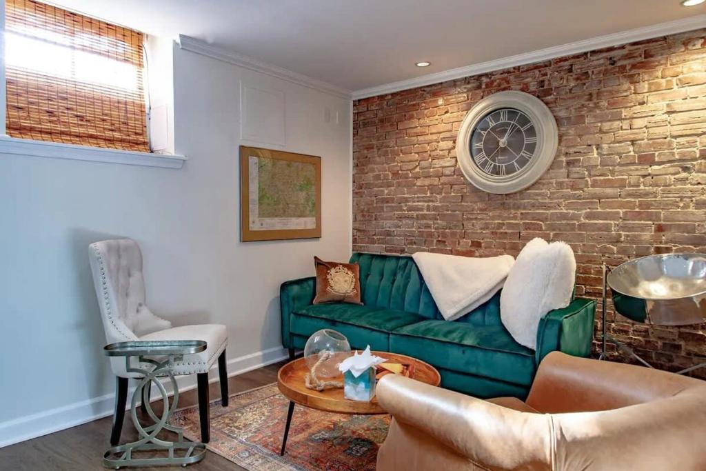 Gallery image of LUXE Cameron House Off King St Est 1870 in Alexandria