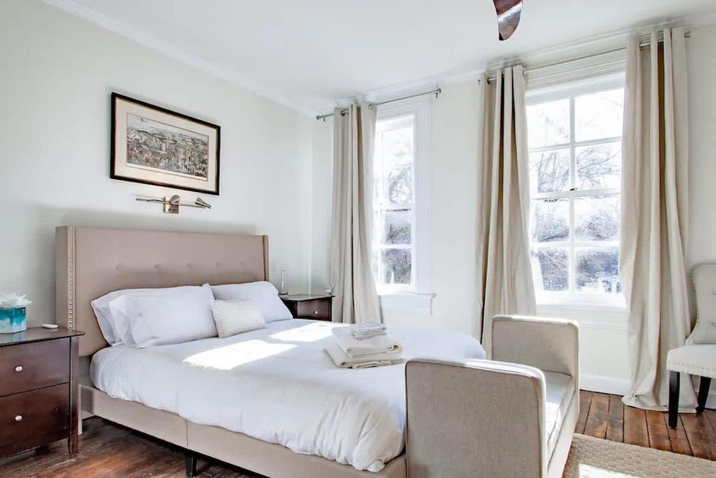 Gallery image of LUXE Cameron House Off King St Est 1870 in Alexandria
