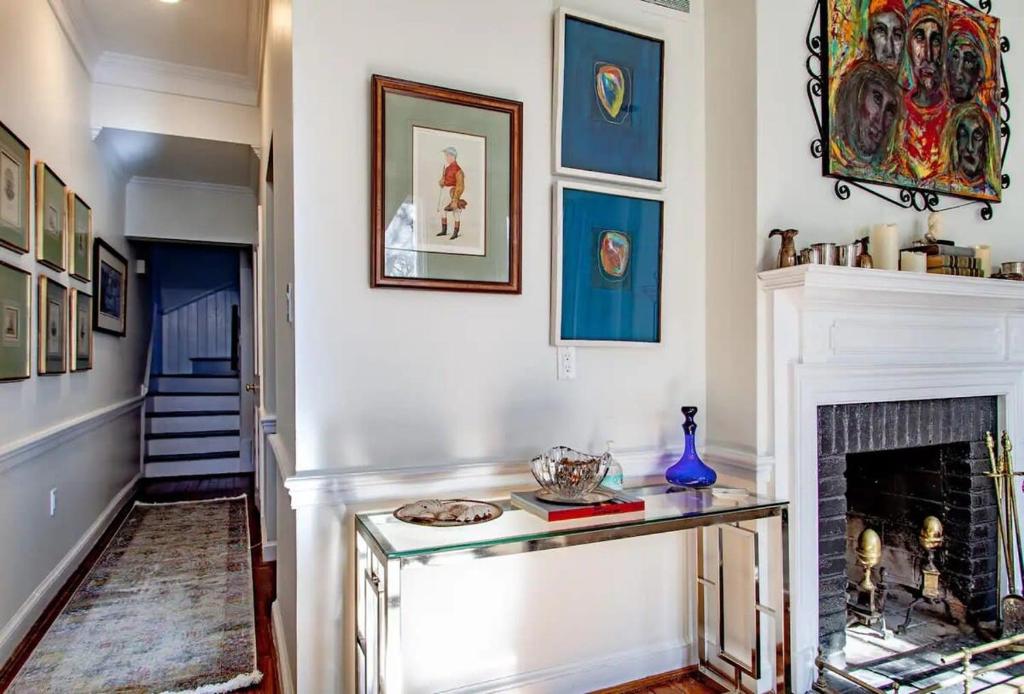 Gallery image of LUXE Cameron House Off King St Est 1870 in Alexandria