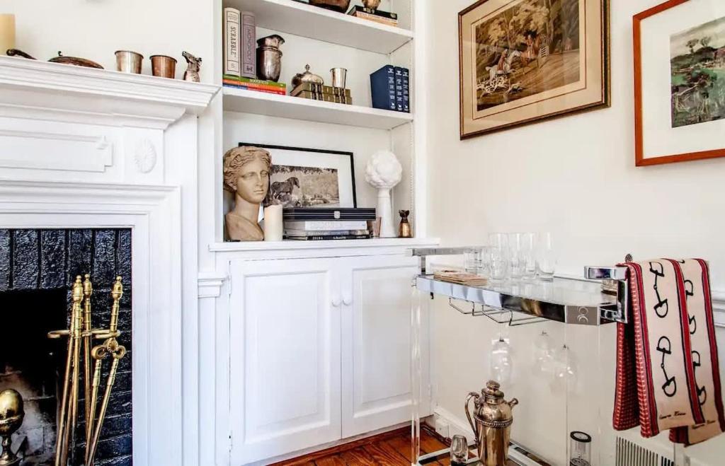 Gallery image of LUXE Cameron House Off King St Est 1870 in Alexandria