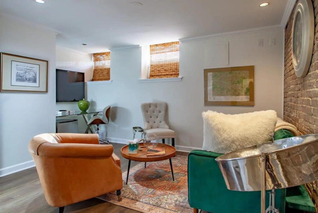 Gallery image of LUXE Cameron House Off King St Est 1870 in Alexandria