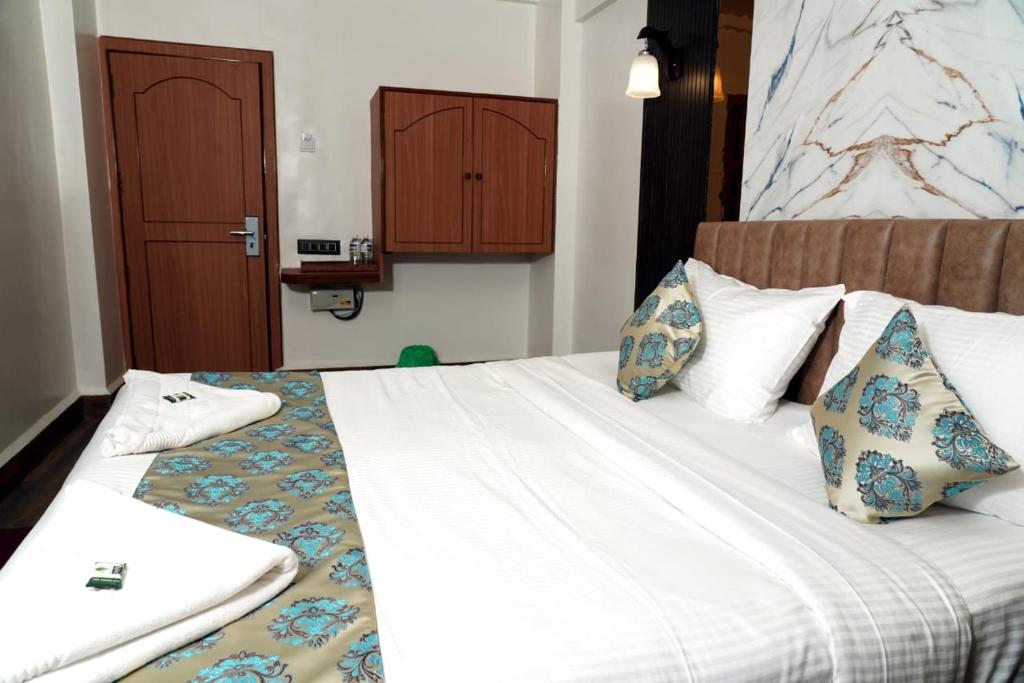 Postel nebo postele na pokoji v ubytování Hotel Padma Krishna