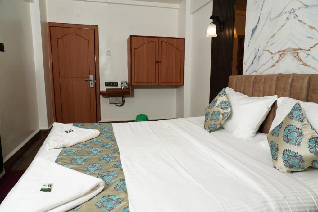 Postel nebo postele na pokoji v ubytování Hotel Padma Krishna