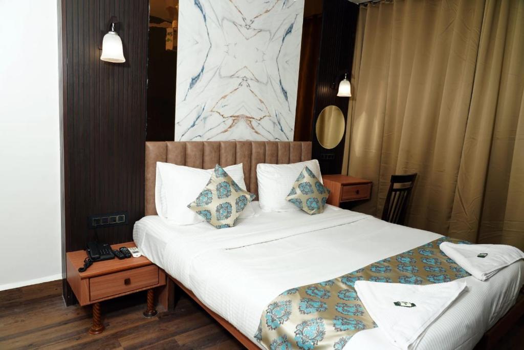 Postel nebo postele na pokoji v ubytování Hotel Padma Krishna
