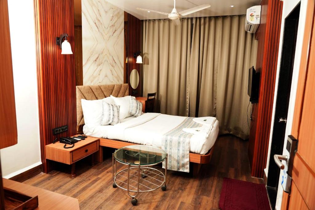 Postel nebo postele na pokoji v ubytování Hotel Padma Krishna