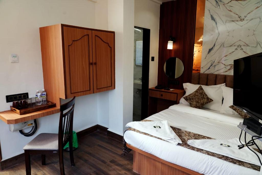 Postel nebo postele na pokoji v ubytování Hotel Padma Krishna
