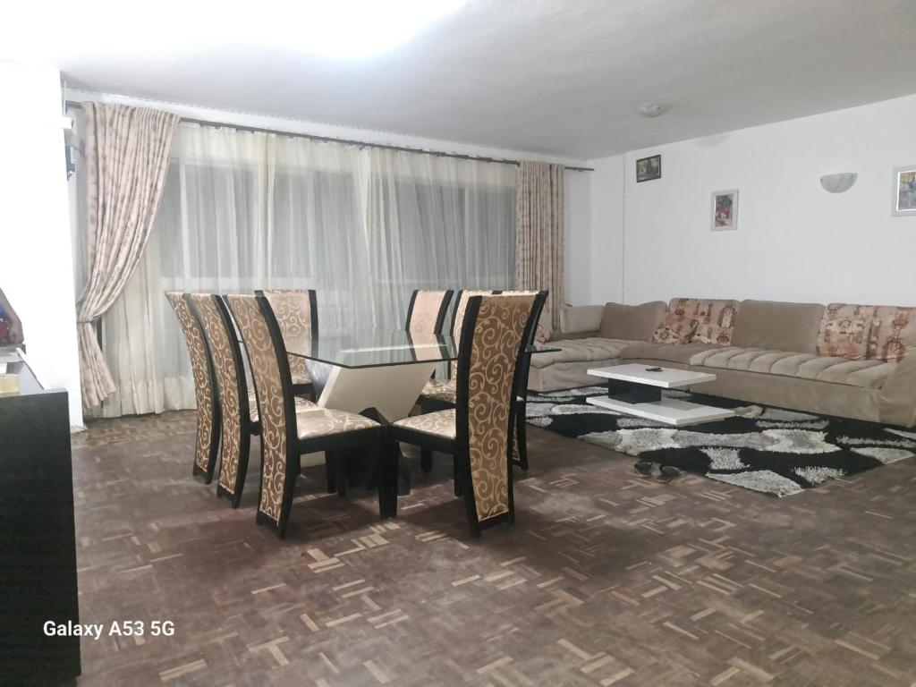 sala de estar con sofá, mesa y sillas en Yulendo, en Beira