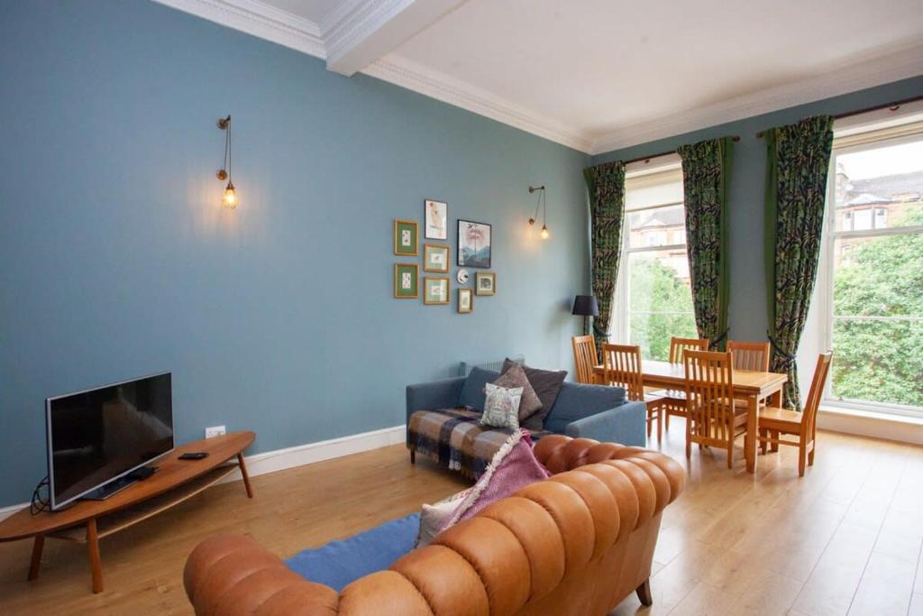 sala de estar con sofá y mesa en Bright Spacious 3 Bed Flat en Glasgow
