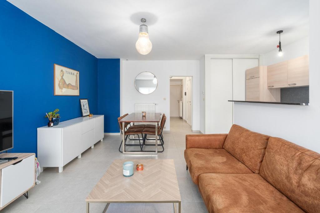 奥斯坦德Zeepaardjesnest 25的客厅里有一张沙发和一张桌子。