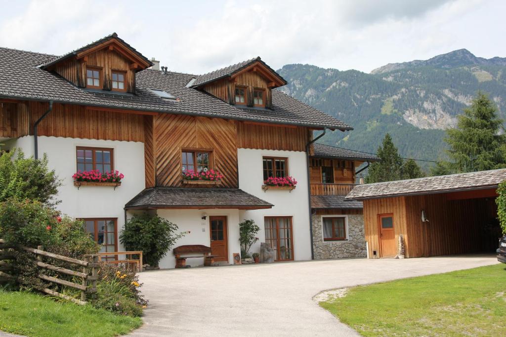 uma casa nas montanhas com uma entrada em Ferienhaus Ennsling em Haus im Ennstal